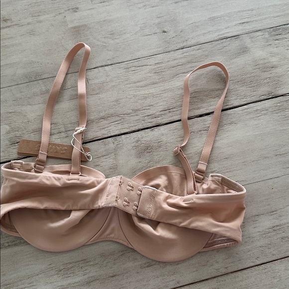 SKIMS Smoothing Intimates Unlined Strapless bra in clay 34A NWT - Picture 4 of 4